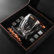 Подарочный деревянный набор для охлаждения виски в темной коробке со стаканом Bohemia Quadro (1 шт) Whisky Stones 2см WS102