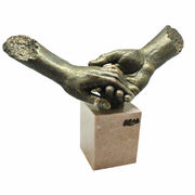 Скульптура Твоя рука в моей 28х39х17см 436a